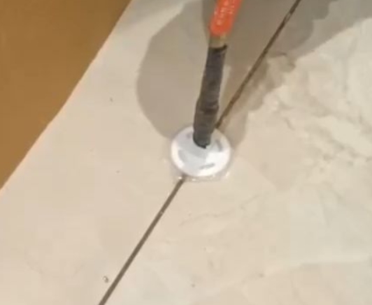 张掖瓷砖空鼓维修公司专业解答瓷砖在铺贴过程中，如果没有涂抹均匀到位的粘结材料（如水泥砂浆或瓷砖胶），可能会导致以下问题