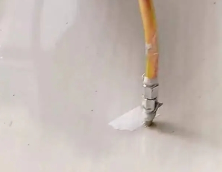 张掖瓷砖空鼓维修公司专业解答在瓷砖铺贴过程中，如果使用的砂料过粗（如全部使用了粗砂），可能会导致以下问题