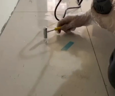 张掖瓷砖开裂维修公司专业分享瓷砖在铺贴前如果没有沥干水分，将会导致以下问题